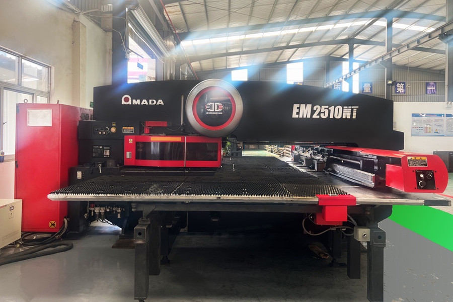 AMADA 수치 펀칭 머신은 EV 충전 부품에 대한 최대 용량으로 실행됩니다.